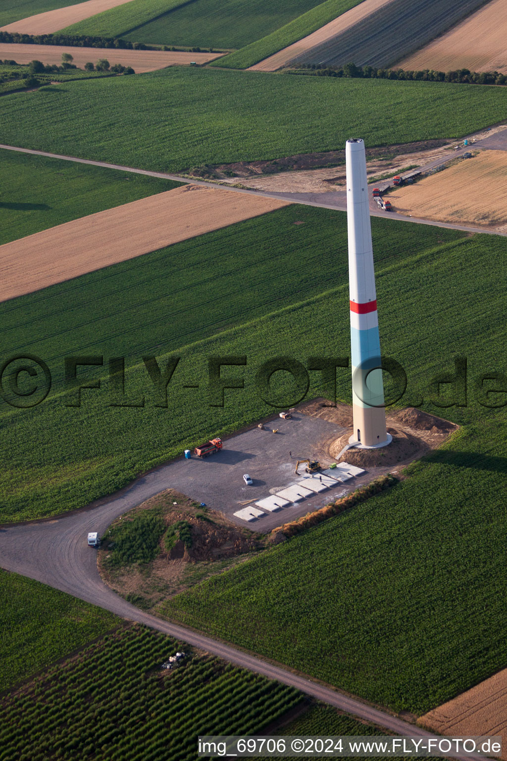 Vue aérienne de Construction de parc éolien à Offenbach an der Queich dans le département Rhénanie-Palatinat, Allemagne