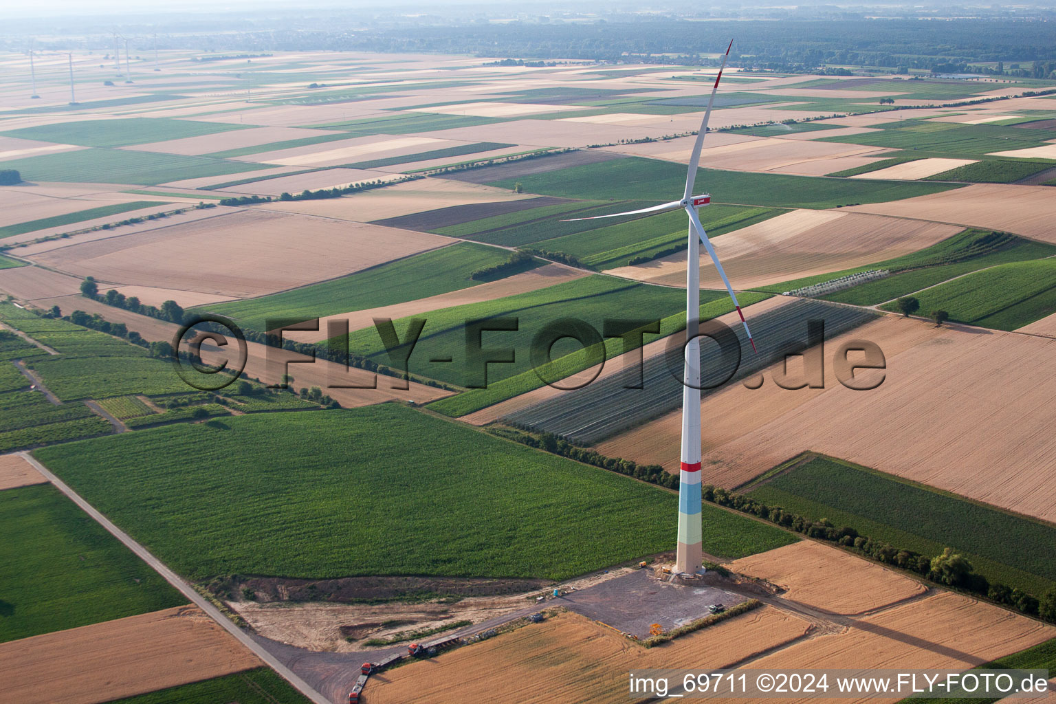 Construction de parc éolien à Offenbach an der Queich dans le département Rhénanie-Palatinat, Allemagne hors des airs