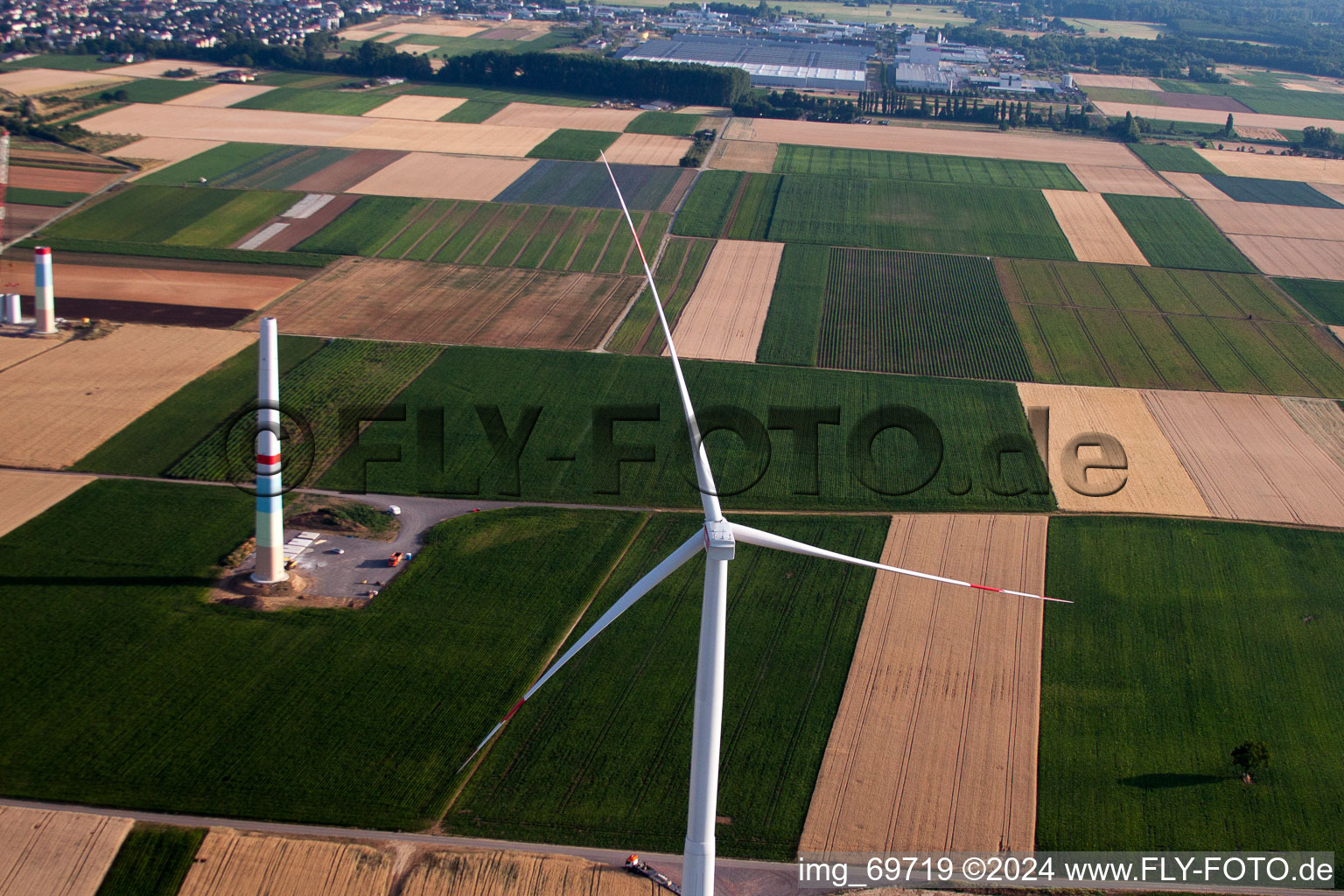 Construction de parc éolien à Offenbach an der Queich dans le département Rhénanie-Palatinat, Allemagne depuis l'avion