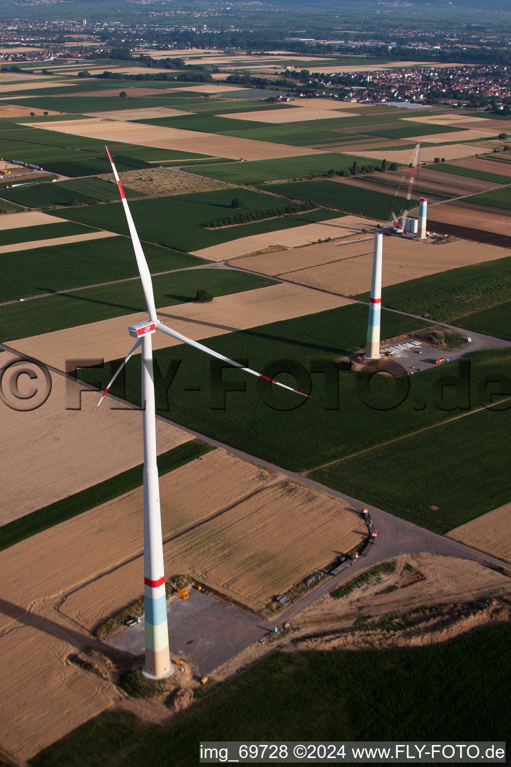 Construction de parc éolien à Offenbach an der Queich dans le département Rhénanie-Palatinat, Allemagne vue du ciel