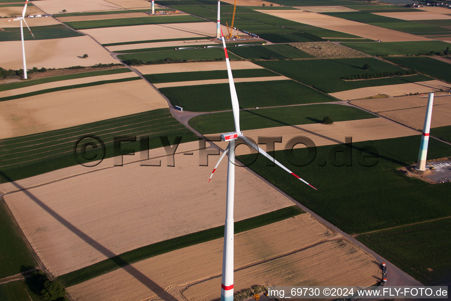 Enregistrement par drone de Construction de parc éolien à Offenbach an der Queich dans le département Rhénanie-Palatinat, Allemagne