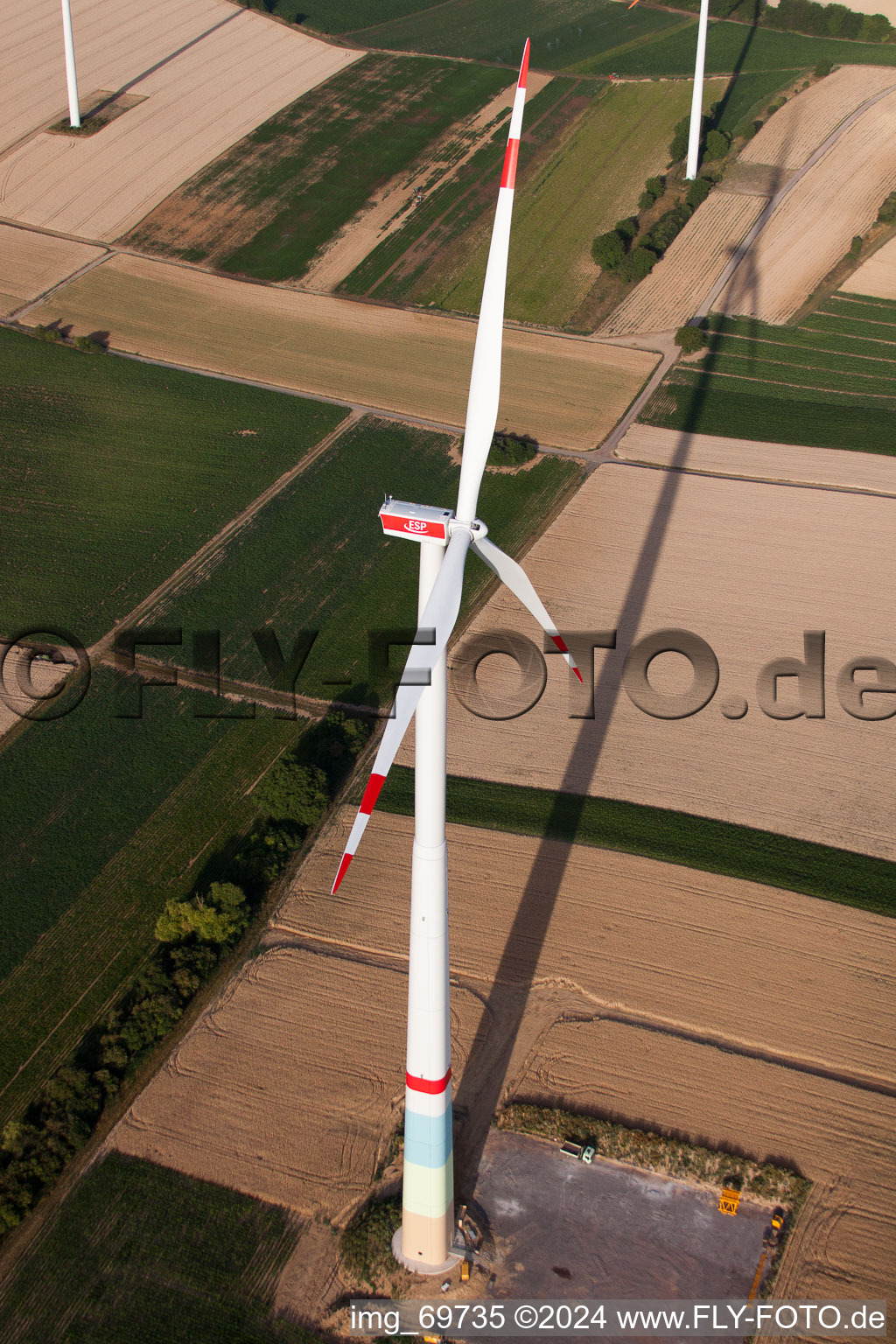 Construction de parc éolien à Offenbach an der Queich dans le département Rhénanie-Palatinat, Allemagne d'un drone
