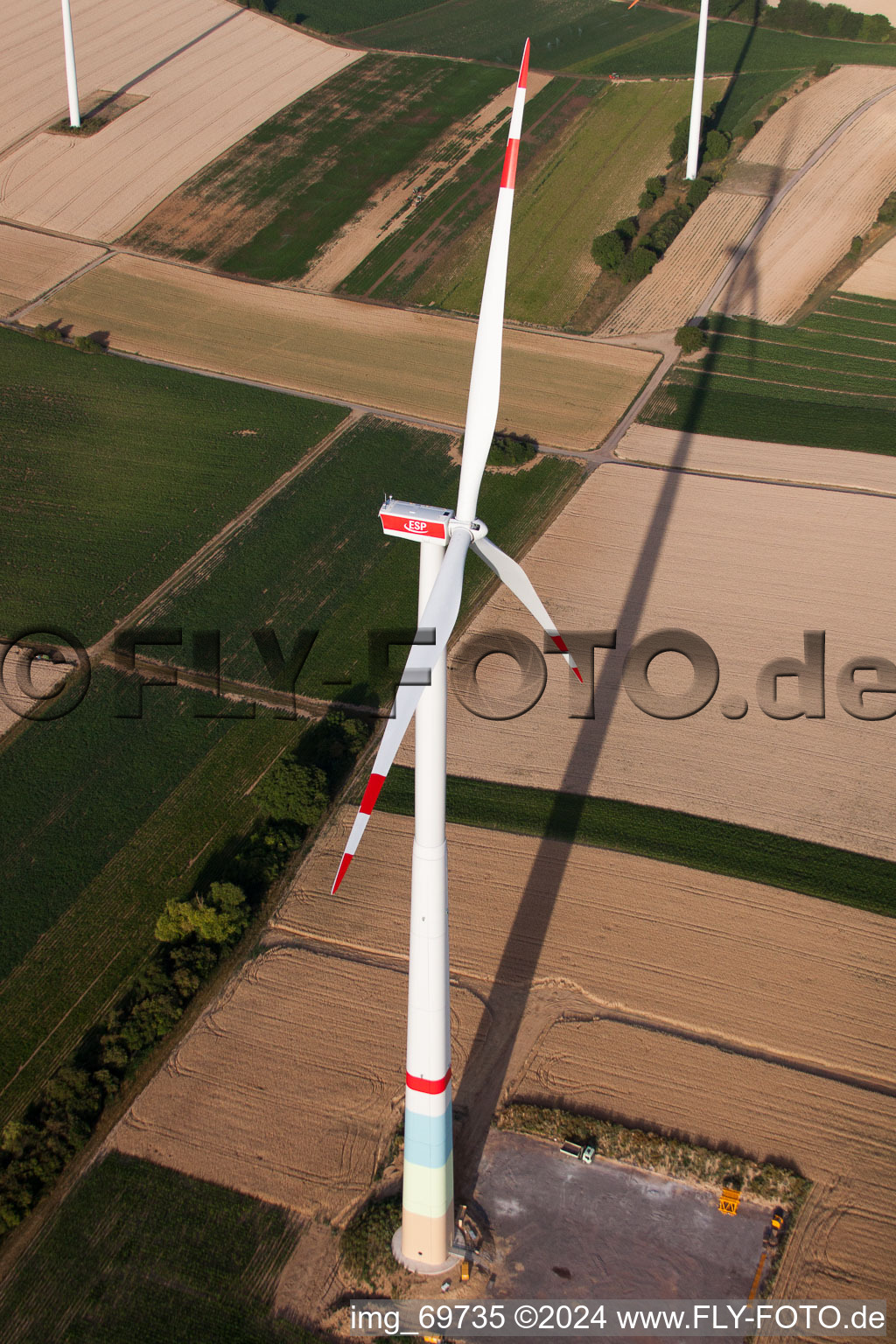 Construction de parc éolien à le quartier Offenbach in Offenbach an der Queich dans le département Rhénanie-Palatinat, Allemagne d'un drone