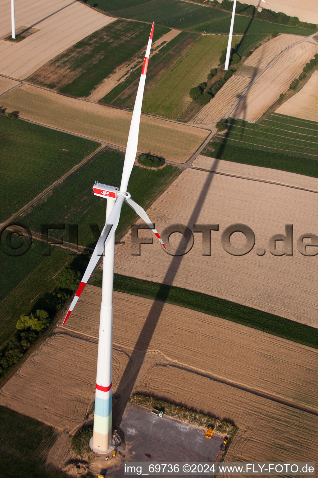 Construction de parc éolien à Offenbach an der Queich dans le département Rhénanie-Palatinat, Allemagne vu d'un drone