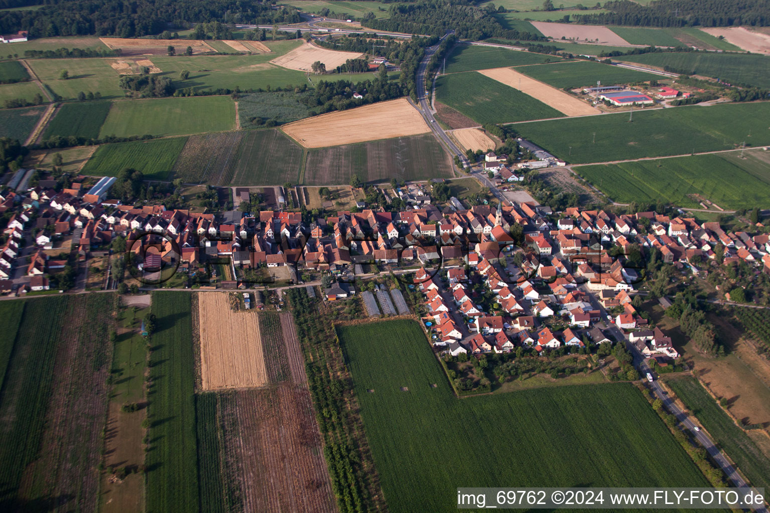 Du nord à Erlenbach bei Kandel dans le département Rhénanie-Palatinat, Allemagne du point de vue du drone