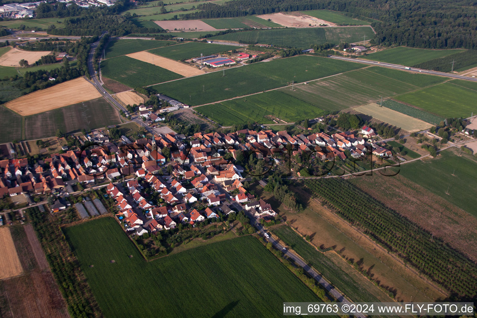 Du nord à Erlenbach bei Kandel dans le département Rhénanie-Palatinat, Allemagne d'un drone