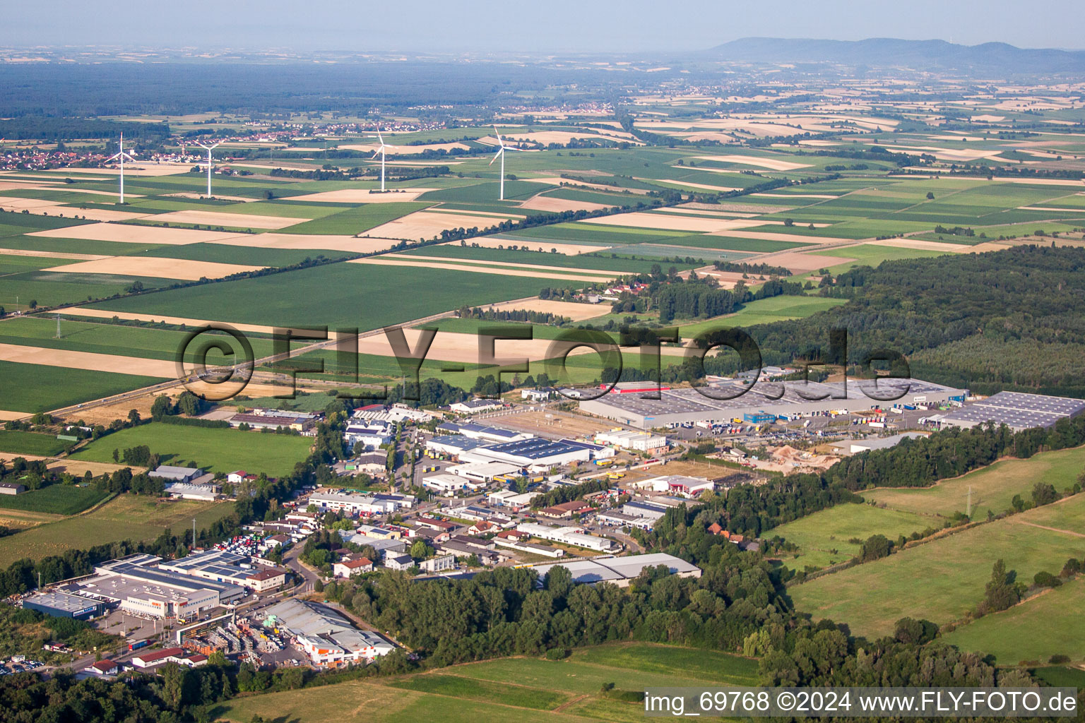 Vue aérienne de Et Höfen, zone industrielle de Horst du nord-est à le quartier Minderslachen in Kandel dans le département Rhénanie-Palatinat, Allemagne