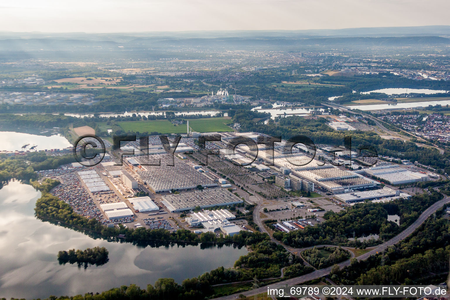 Locaux de l'usine automobile Daimler à Wörth à le quartier Maximiliansau in Wörth am Rhein dans le département Rhénanie-Palatinat, Allemagne d'en haut