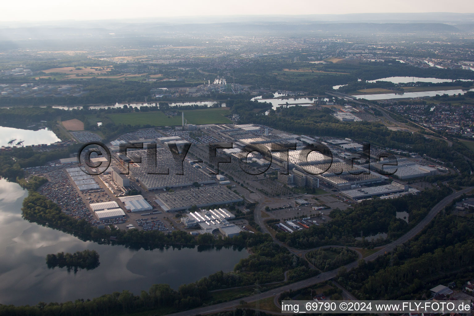 Vue aérienne de Usine d'assemblage de camions Daimler à Wörth am Rhein dans le département Rhénanie-Palatinat, Allemagne