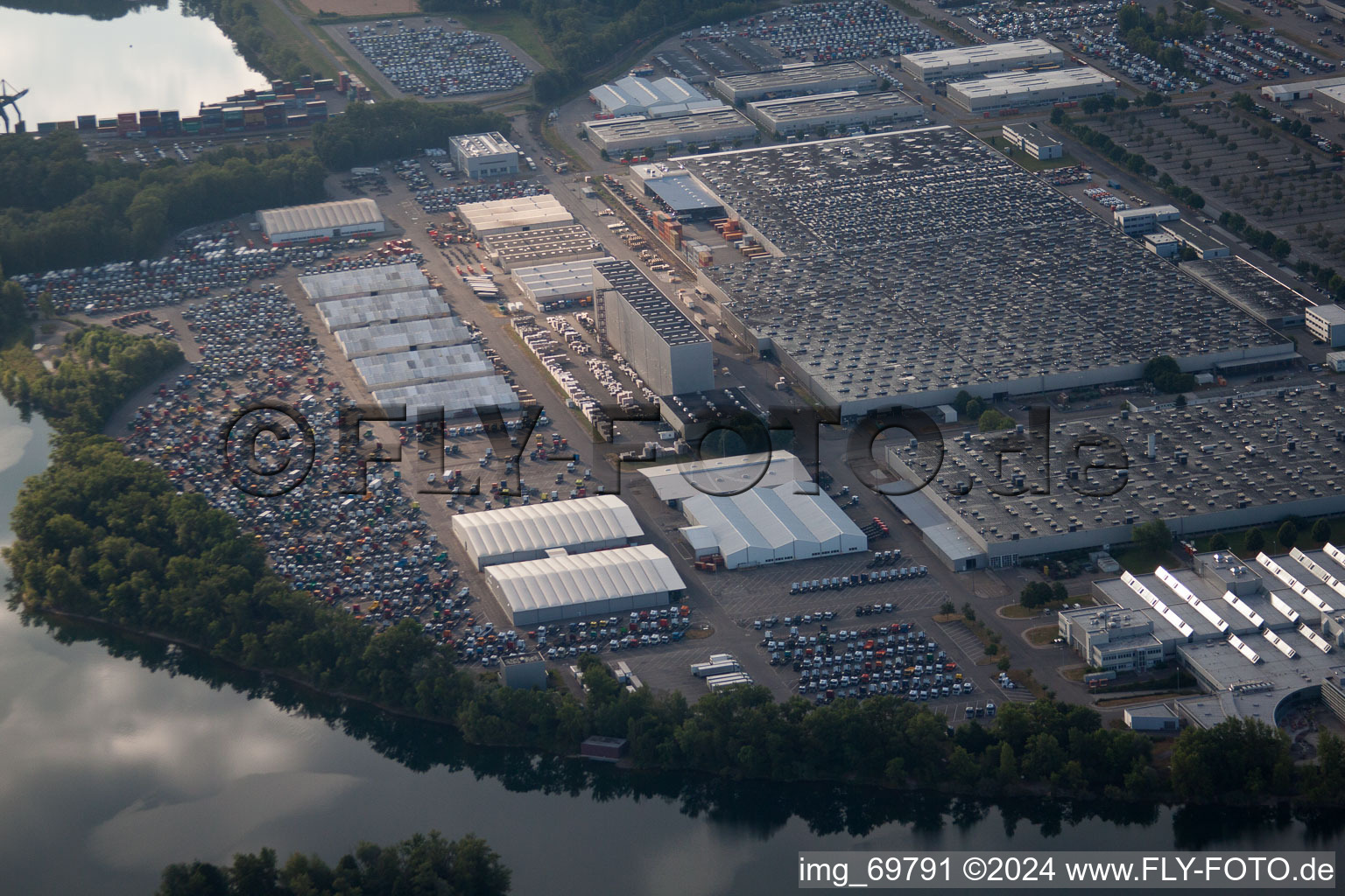 Vue aérienne de Usine d'assemblage de camions Daimler à Wörth am Rhein dans le département Rhénanie-Palatinat, Allemagne