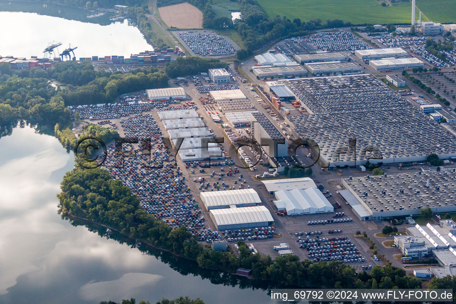 Locaux de l'usine automobile Daimler à Wörth à le quartier Maximiliansau in Wörth am Rhein dans le département Rhénanie-Palatinat, Allemagne hors des airs