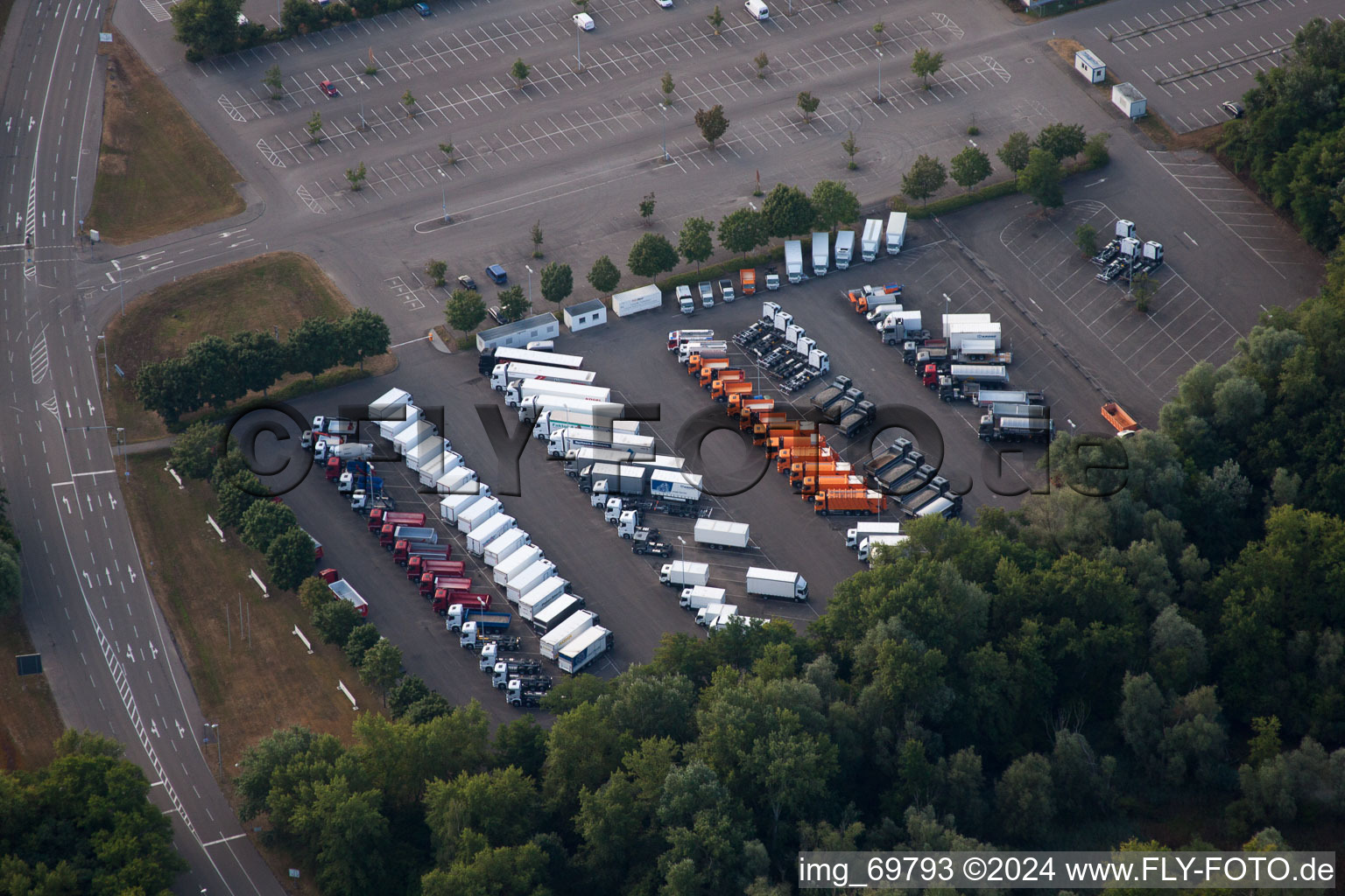 Photographie aérienne de Usine d'assemblage de camions Daimler à Wörth am Rhein dans le département Rhénanie-Palatinat, Allemagne