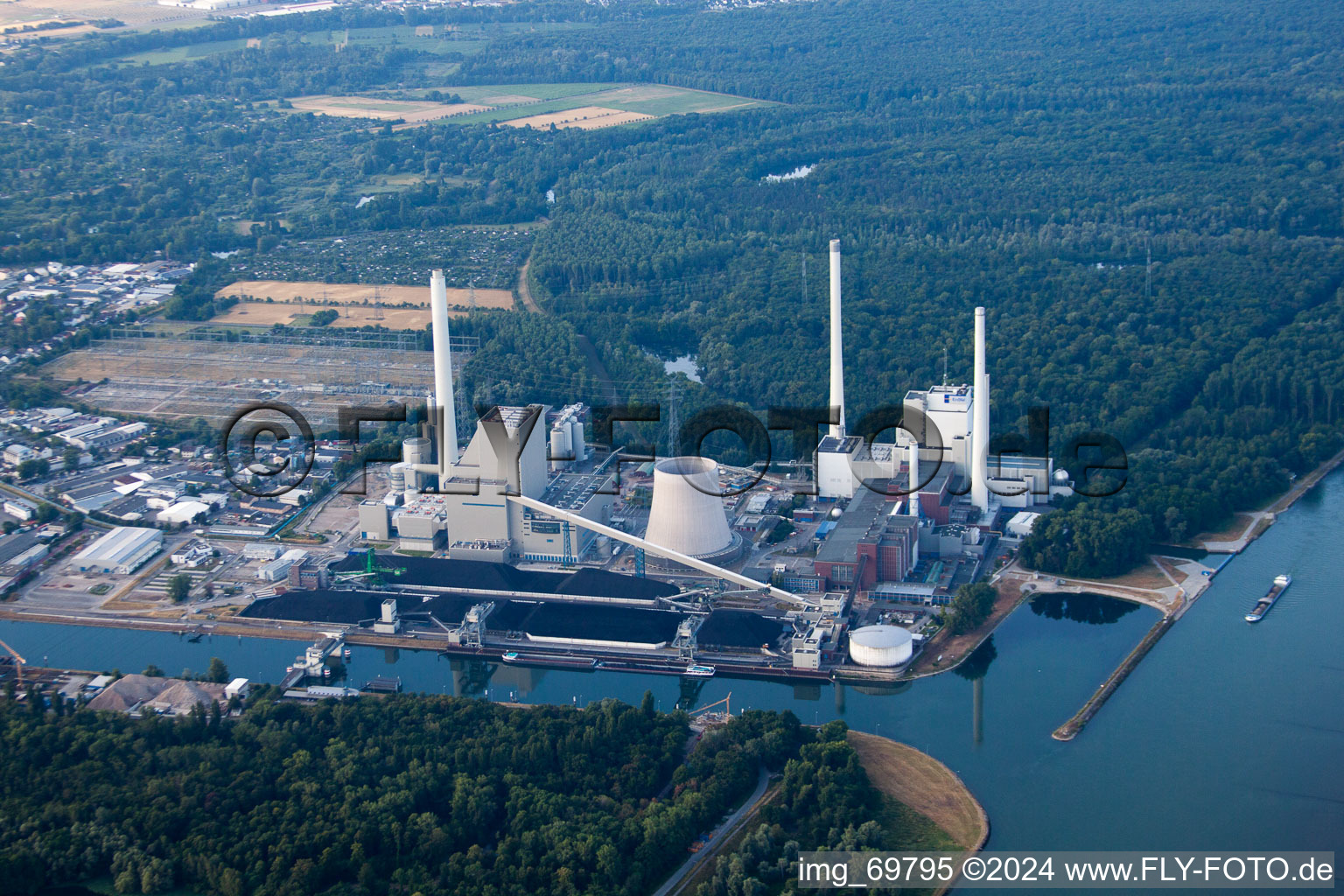 Vue aérienne de KA Rheinhafen EnBW à le quartier Rheinhafen in Karlsruhe dans le département Bade-Wurtemberg, Allemagne