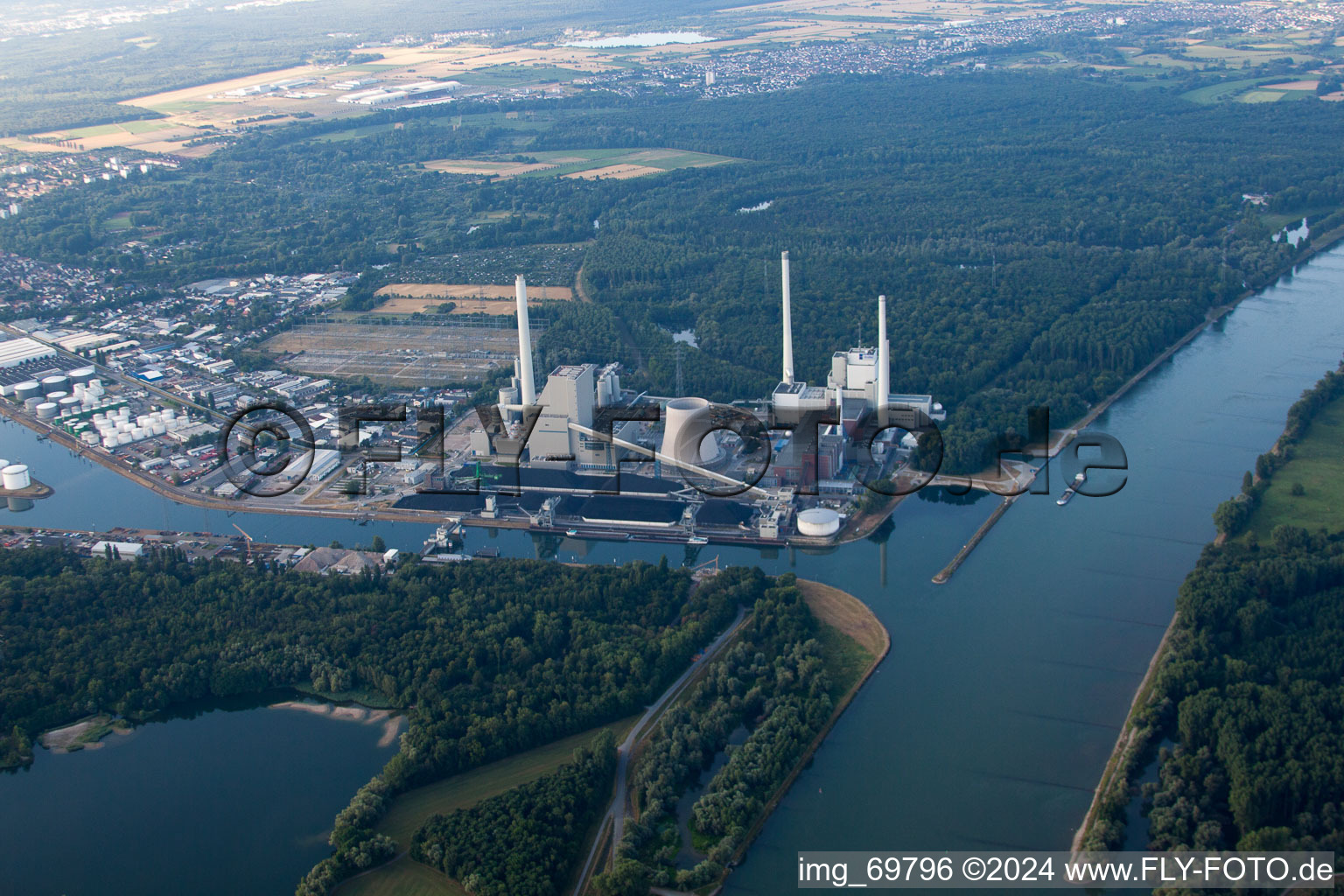 Vue aérienne de KA Rheinhafen EnBW à le quartier Rheinhafen in Karlsruhe dans le département Bade-Wurtemberg, Allemagne