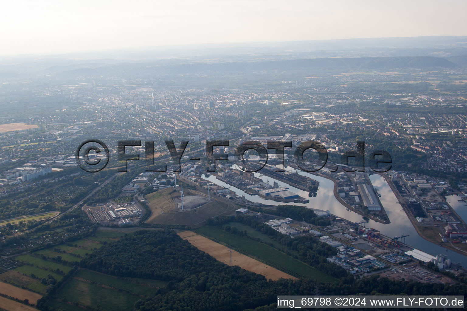 Vue oblique de KA Rheinhafen EnBW à le quartier Rheinhafen in Karlsruhe dans le département Bade-Wurtemberg, Allemagne