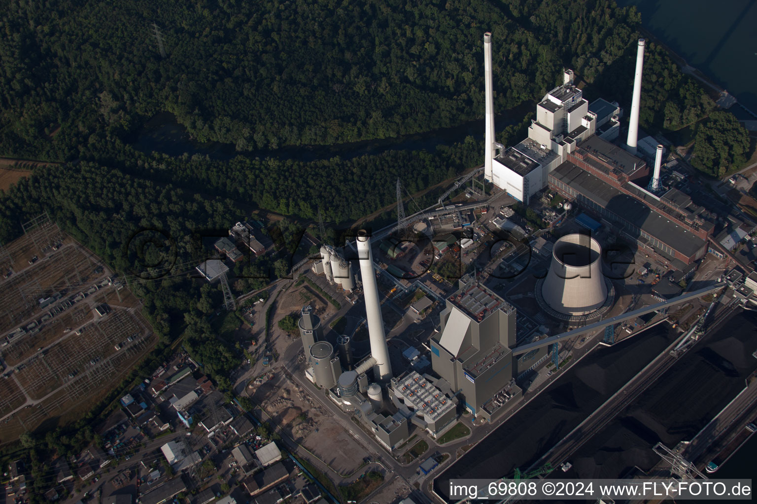 Vue aérienne de Centrale électrique au charbon sur Rheinhafen à le quartier Rheinhafen in Karlsruhe dans le département Bade-Wurtemberg, Allemagne