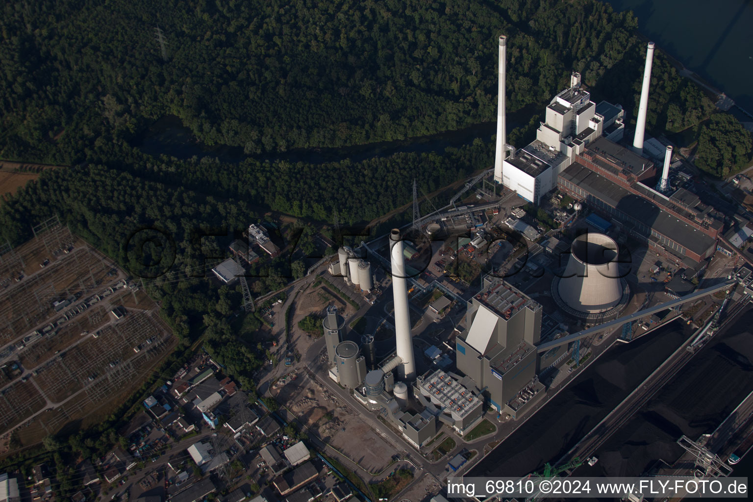 Vue oblique de Centrale électrique au charbon sur Rheinhafen à le quartier Rheinhafen in Karlsruhe dans le département Bade-Wurtemberg, Allemagne