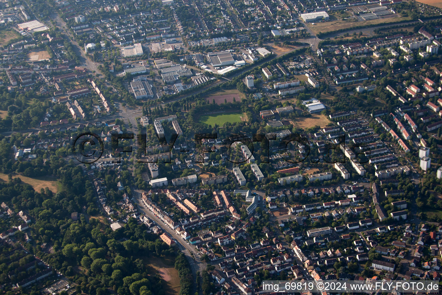 Enregistrement par drone de Quartier Daxlanden in Karlsruhe dans le département Bade-Wurtemberg, Allemagne