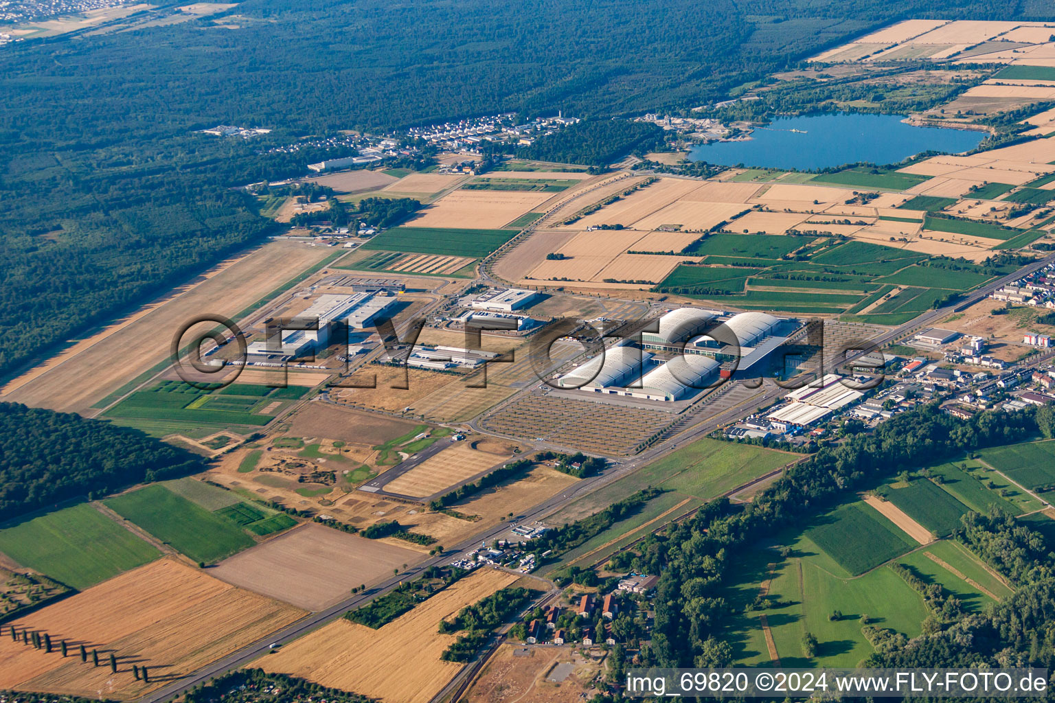 Vue aérienne de Parc des expositions et salles d'exposition de la DM Arena, Karlsruher Messe- und Kongress GmbH à le quartier Forchheim in Rheinstetten dans le département Bade-Wurtemberg, Allemagne