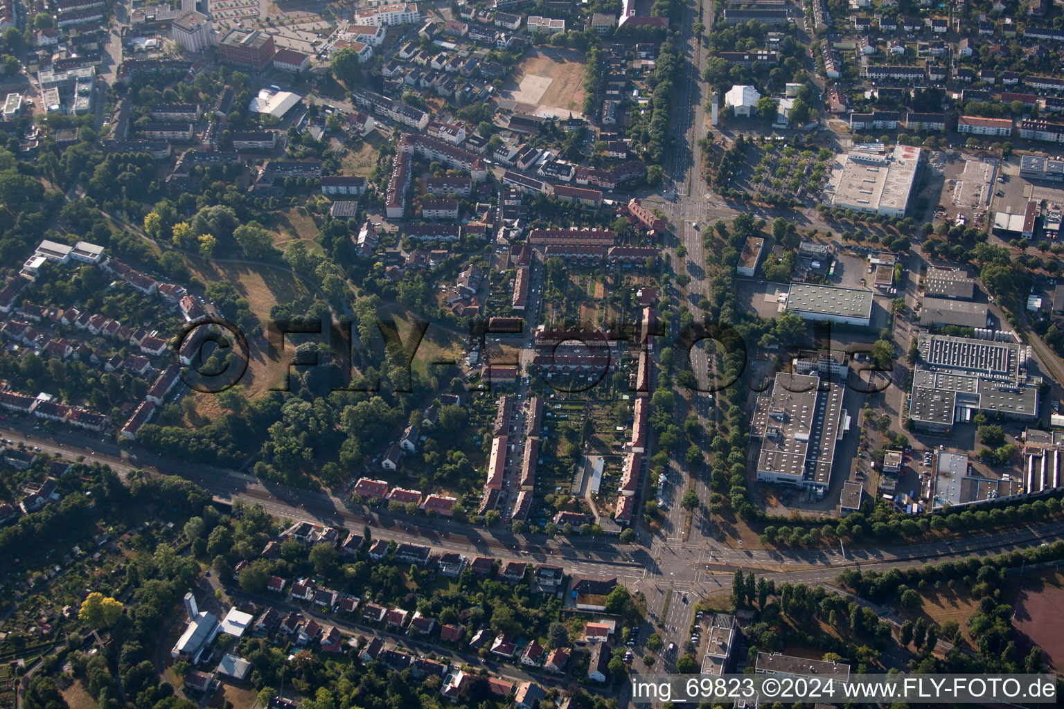 Vue aérienne de Rheinhafenstr, B36 à le quartier Daxlanden in Karlsruhe dans le département Bade-Wurtemberg, Allemagne