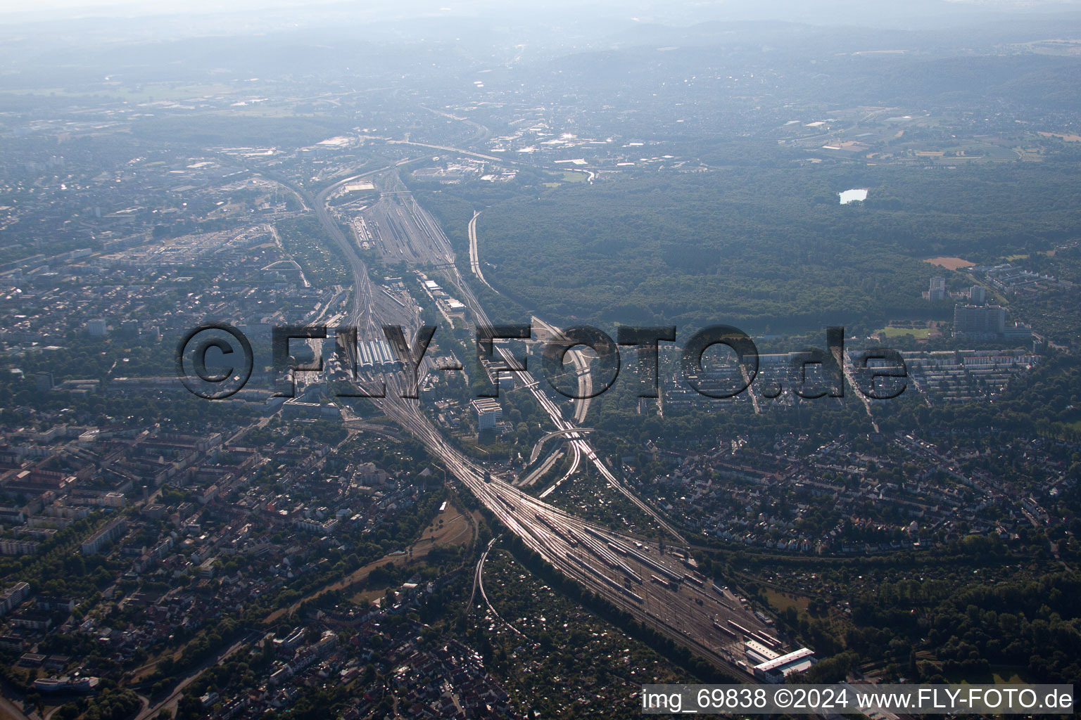 Vue aérienne de Gare principale de KA à le quartier Südweststadt in Karlsruhe dans le département Bade-Wurtemberg, Allemagne