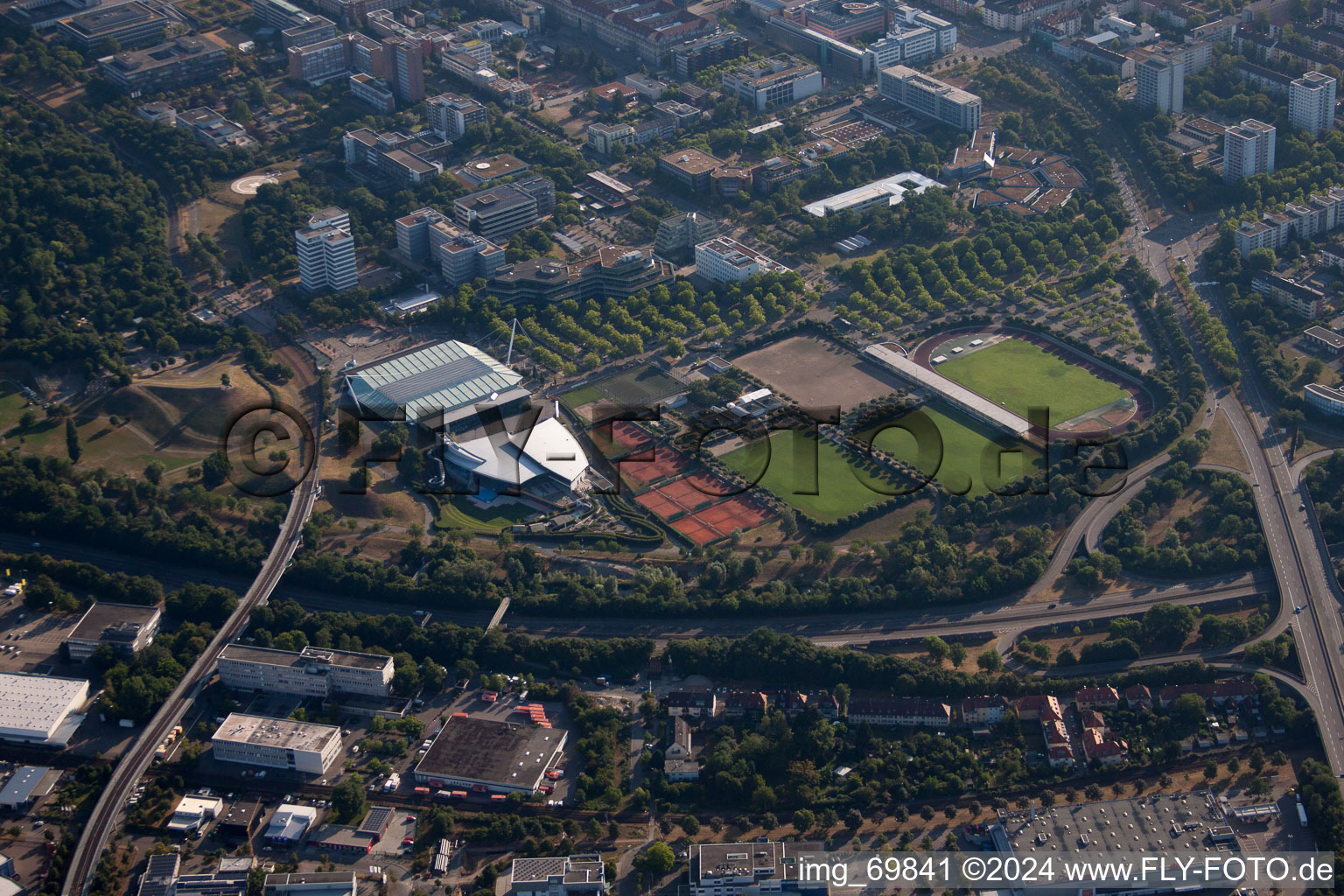 Vue aérienne de Stade Carl Kaufmann à le quartier Südweststadt in Karlsruhe dans le département Bade-Wurtemberg, Allemagne