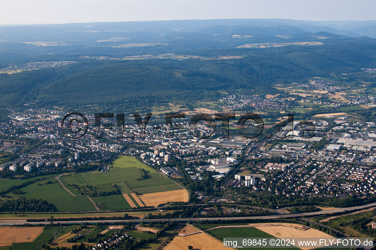 Ettlingen dans le département Bade-Wurtemberg, Allemagne depuis l'avion