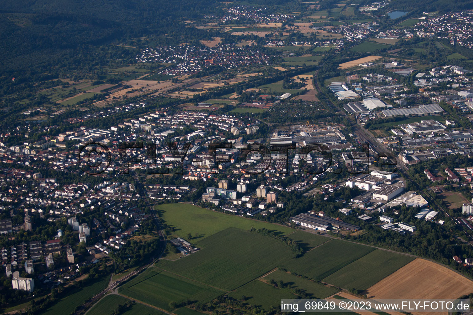 Ettlingen dans le département Bade-Wurtemberg, Allemagne vue du ciel
