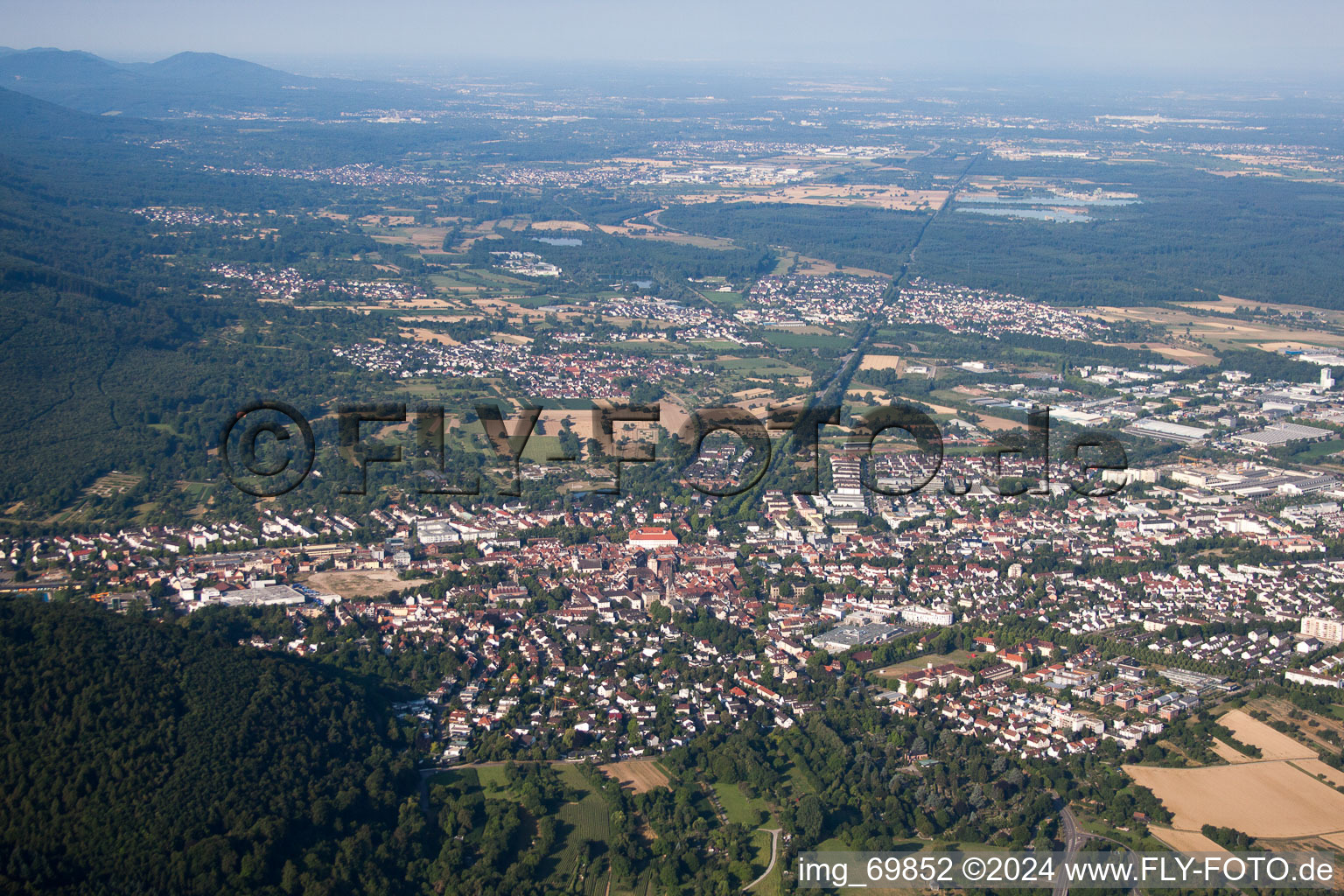 Ettlingen dans le département Bade-Wurtemberg, Allemagne du point de vue du drone