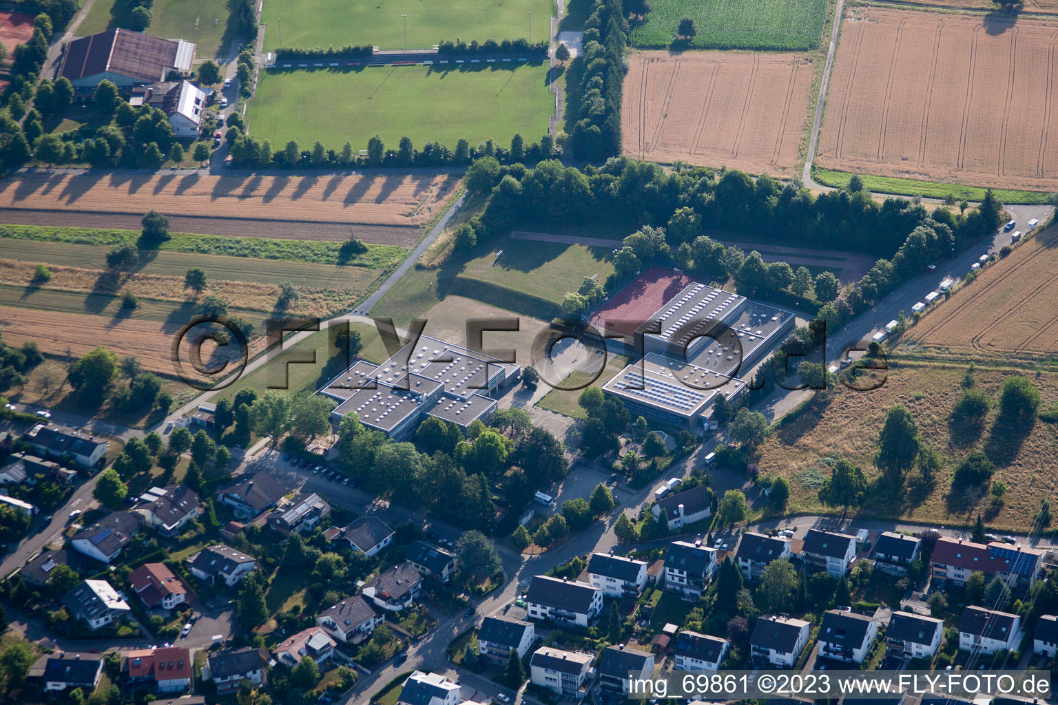 Vue aérienne de École primaire Heinz Barth à le quartier Grünwettersbach in Karlsruhe dans le département Bade-Wurtemberg, Allemagne