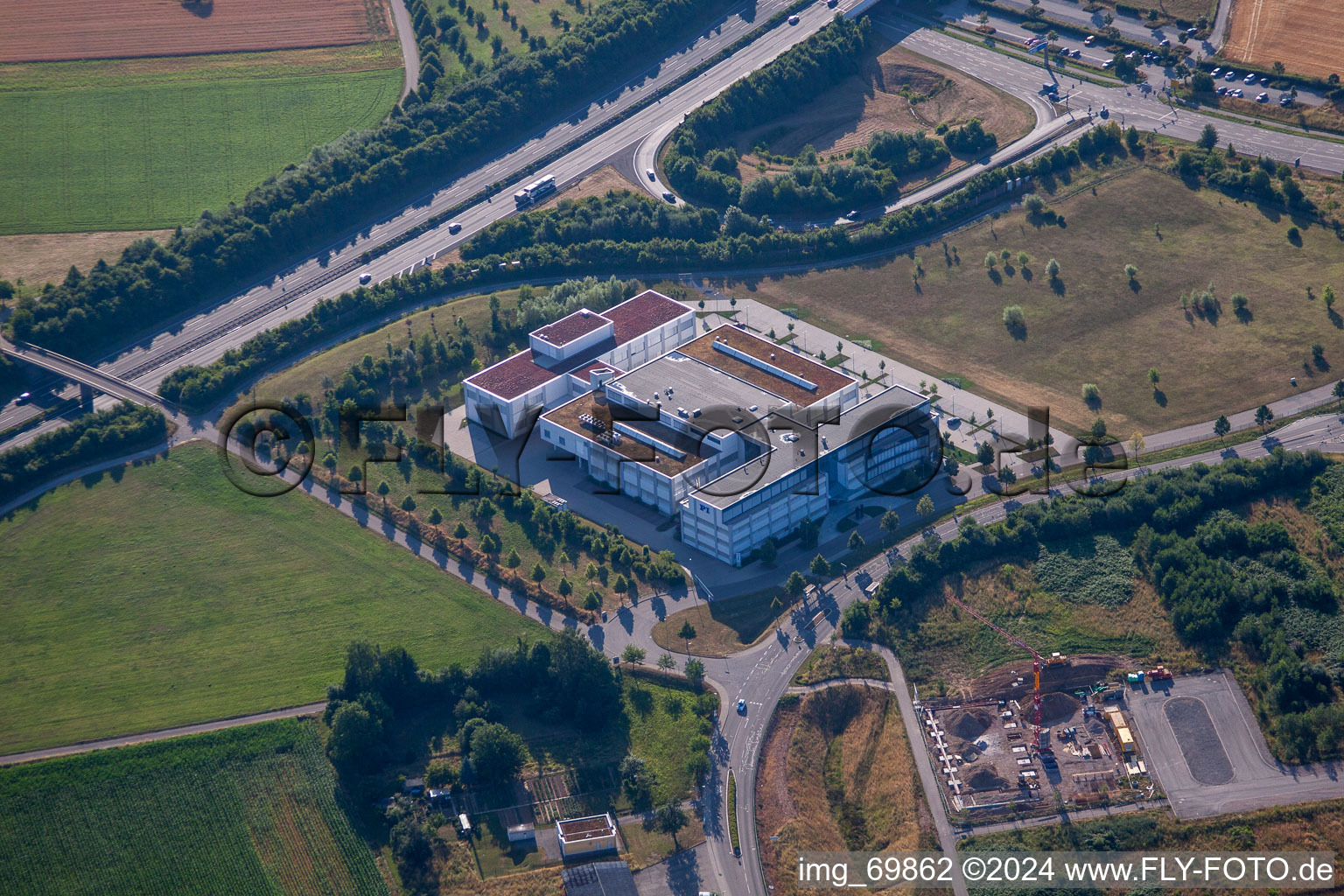 Photographie aérienne de Immeuble de bureaux du bâtiment administratif et commercial de Physik Geräte (PI) GmbH & Co. KG sur l'A8 dans le quartier de Palmbach à le quartier Stupferich in Karlsruhe dans le département Bade-Wurtemberg, Allemagne