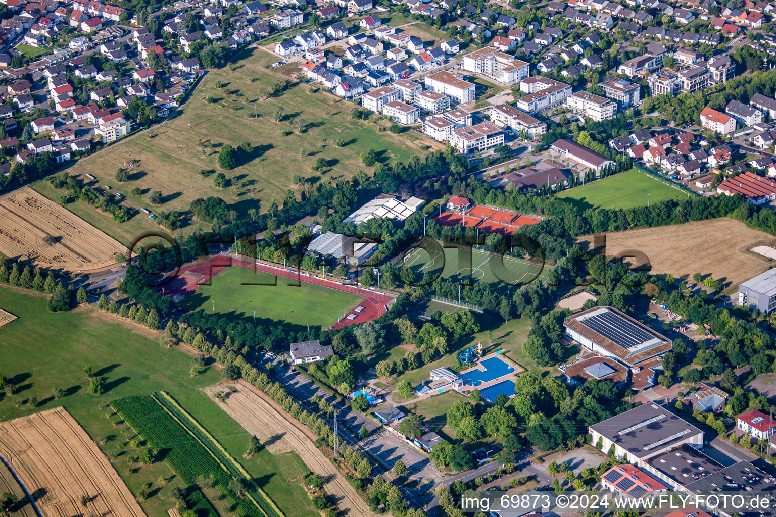 Vue aérienne de Piscine extérieure et TSV du nord-est à le quartier Busenbach in Waldbronn dans le département Bade-Wurtemberg, Allemagne