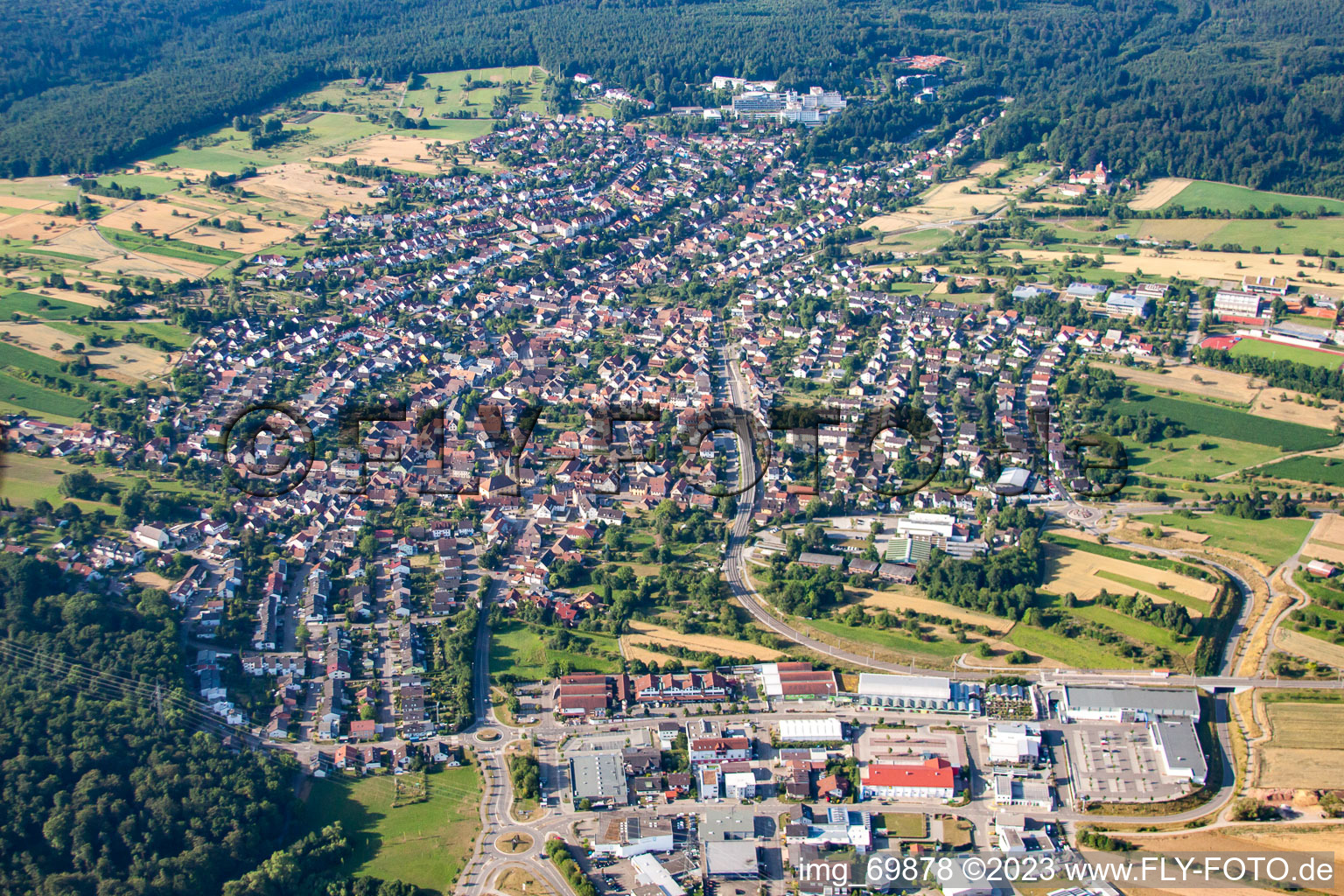 Enregistrement par drone de Quartier Langensteinbach in Karlsbad dans le département Bade-Wurtemberg, Allemagne