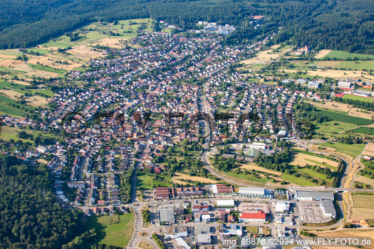 Enregistrement par drone de Quartier Langensteinbach in Karlsbad dans le département Bade-Wurtemberg, Allemagne