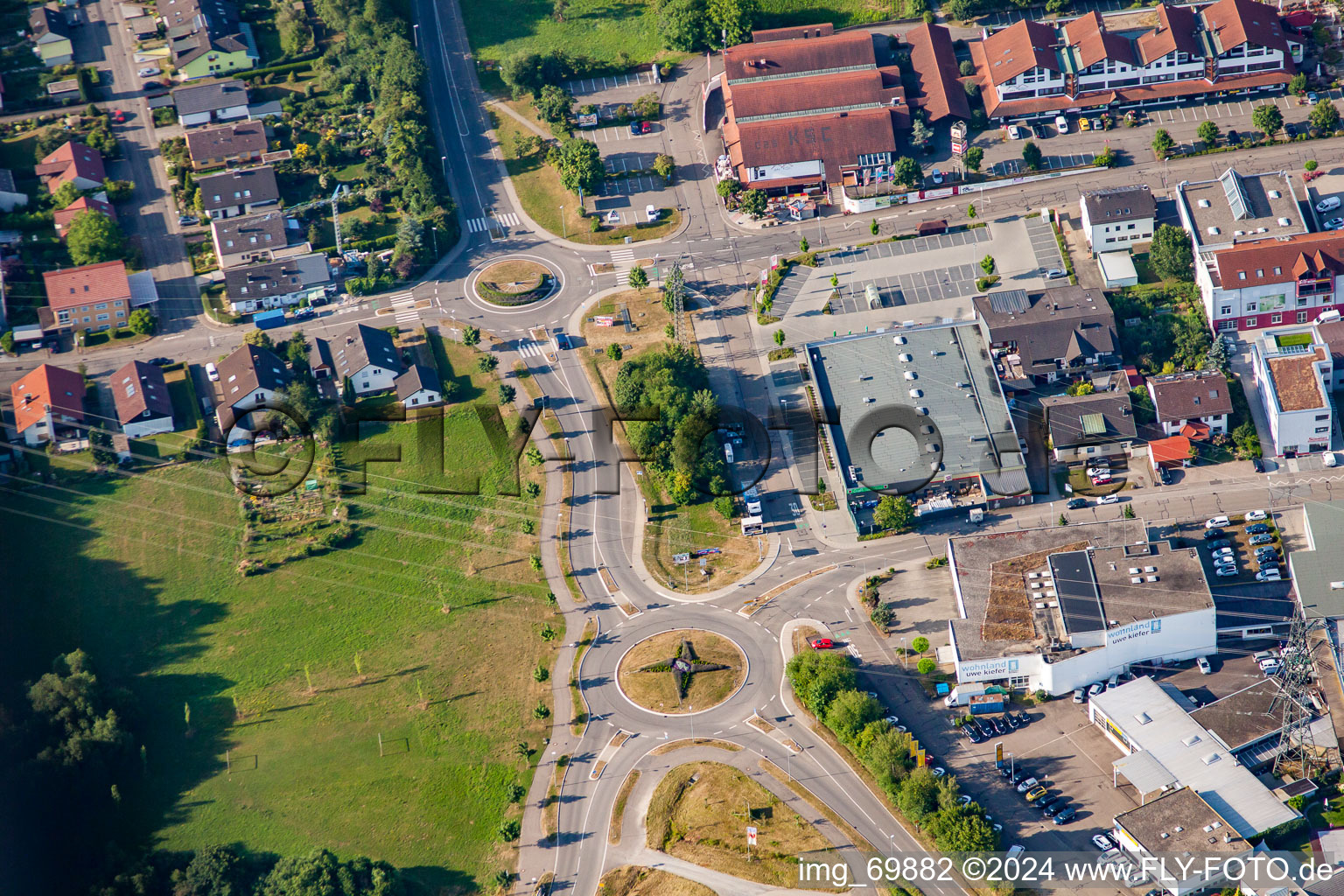 Vue aérienne de Un autre rond-point à le quartier Langensteinbach in Karlsbad dans le département Bade-Wurtemberg, Allemagne