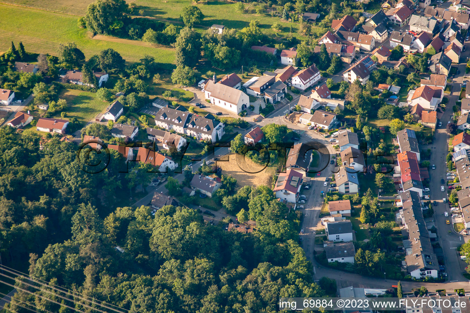 Vue aérienne de Sainte Barbe à le quartier Langensteinbach in Karlsbad dans le département Bade-Wurtemberg, Allemagne