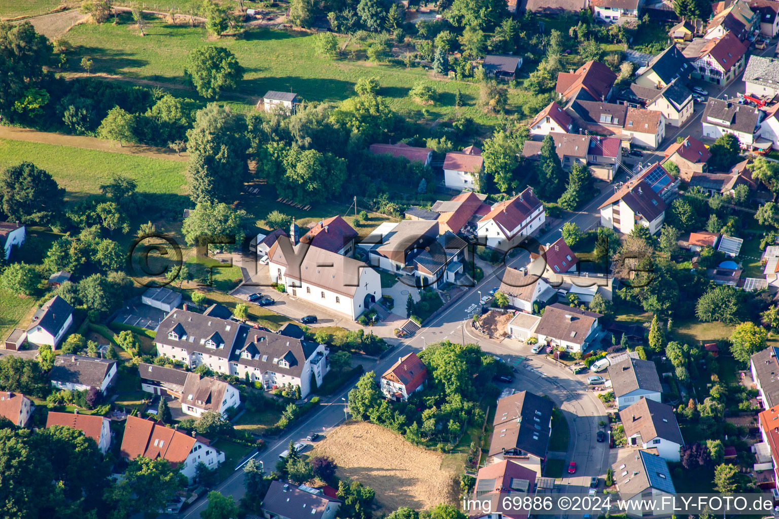 Vue aérienne de Sainte Barbe à le quartier Langensteinbach in Karlsbad dans le département Bade-Wurtemberg, Allemagne