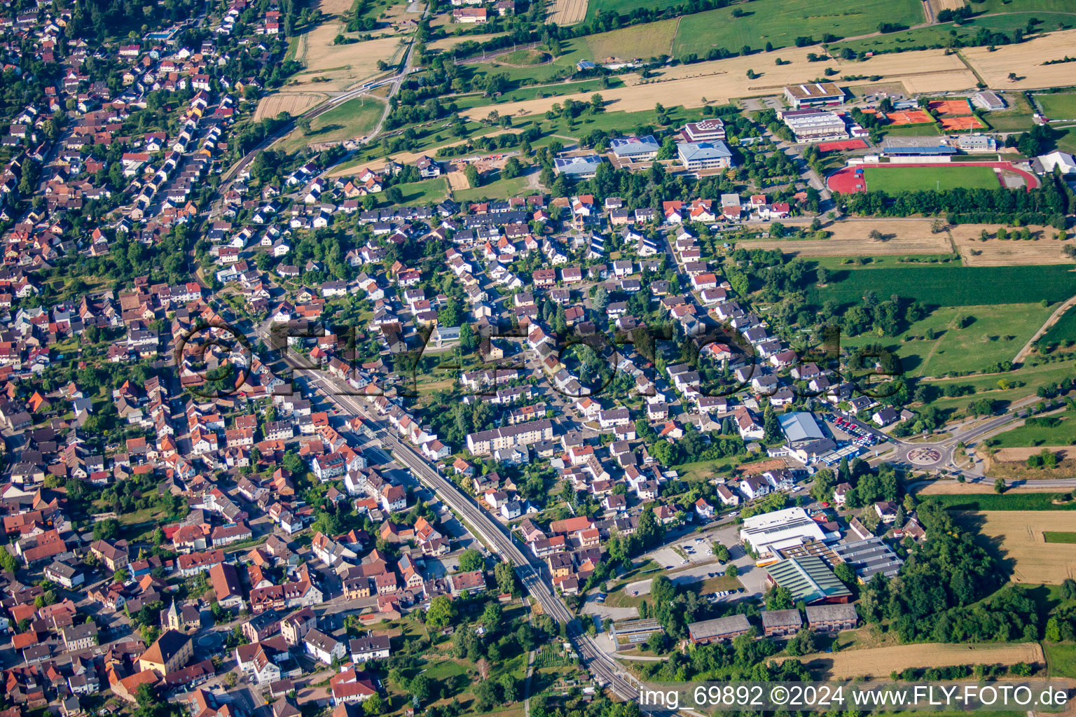 Quartier Langensteinbach in Karlsbad dans le département Bade-Wurtemberg, Allemagne vu d'un drone