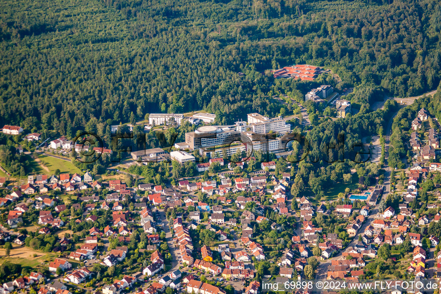 Vue aérienne de Quartier Langensteinbach in Karlsbad dans le département Bade-Wurtemberg, Allemagne