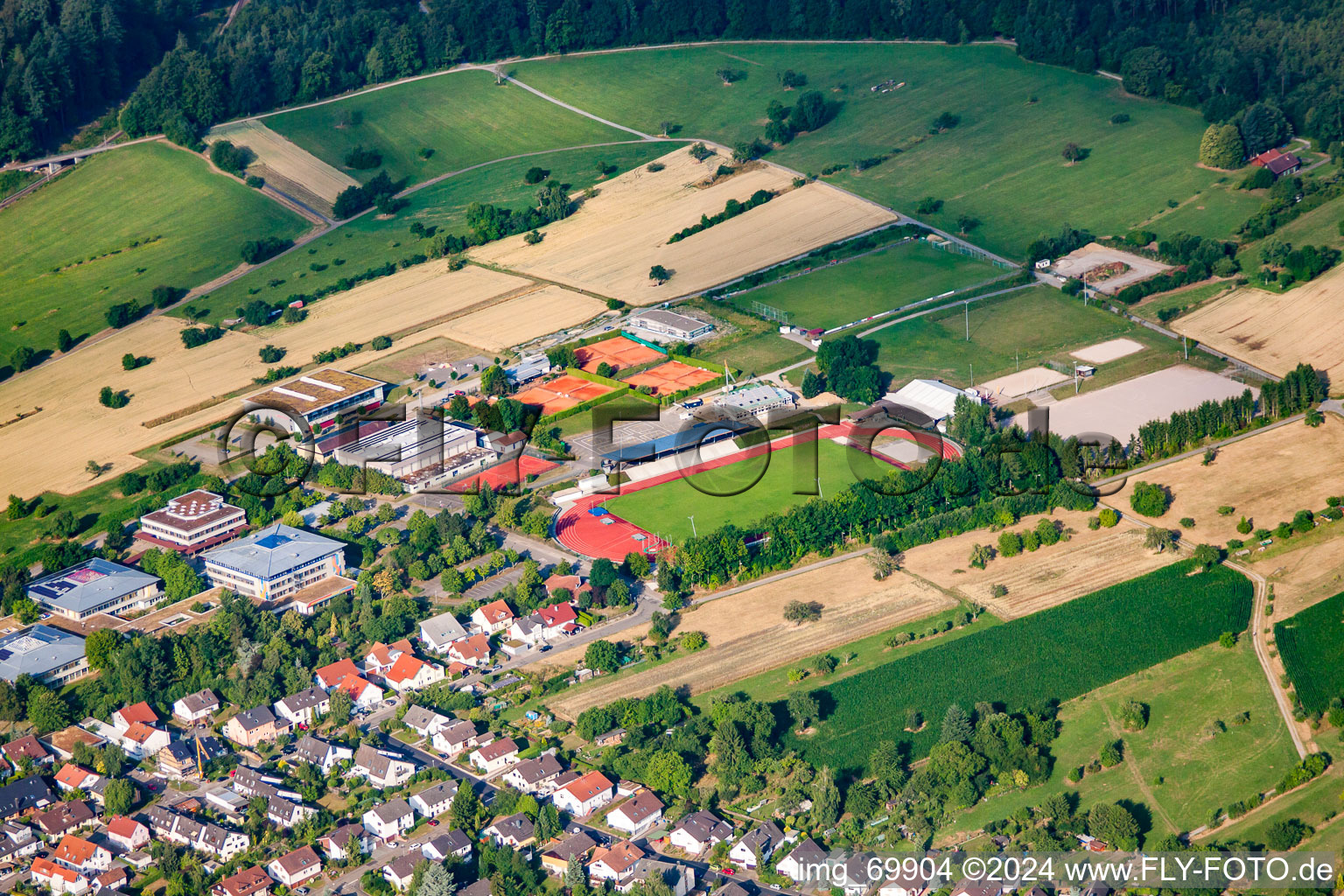 Vue aérienne de Stade Sonotronique à le quartier Langensteinbach in Karlsbad dans le département Bade-Wurtemberg, Allemagne