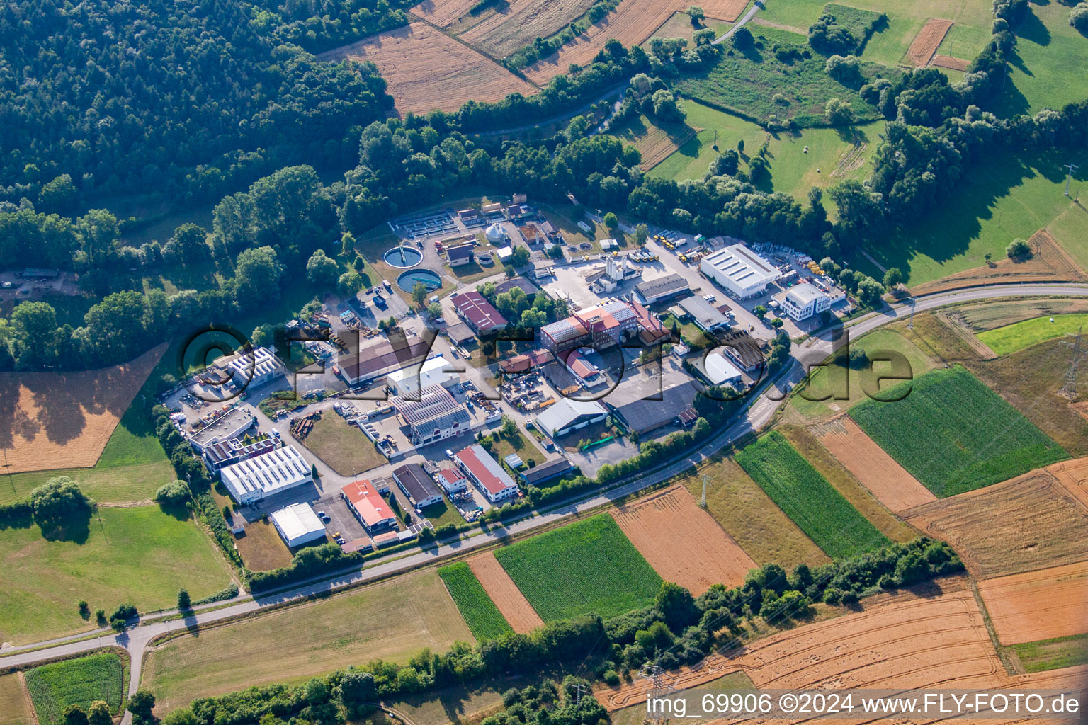 Vue aérienne de Zone industrielle sur le Pfinz à le quartier Dietenhausen in Keltern dans le département Bade-Wurtemberg, Allemagne