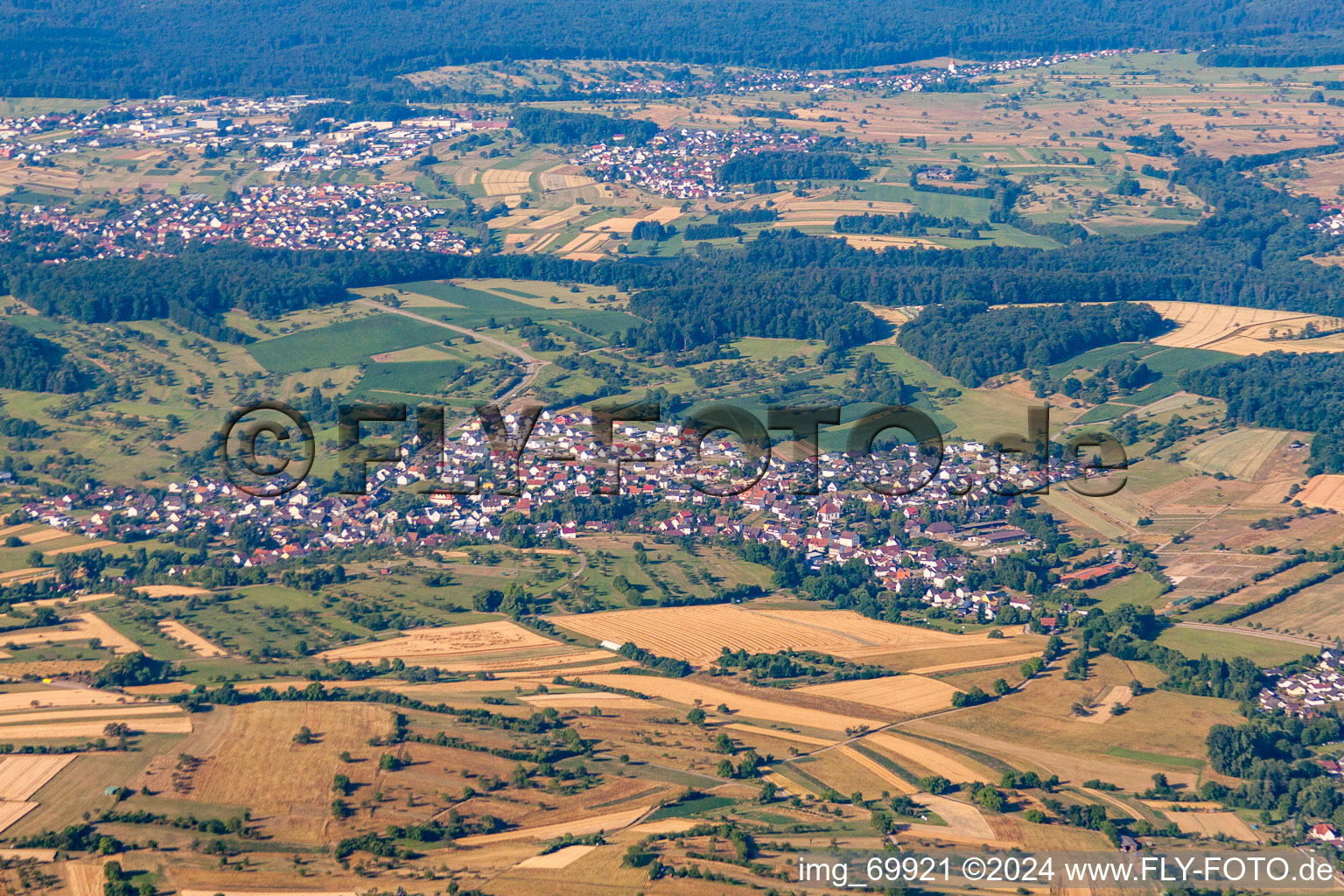 Vue aérienne de Du nord à le quartier Ottenhausen in Straubenhardt dans le département Bade-Wurtemberg, Allemagne