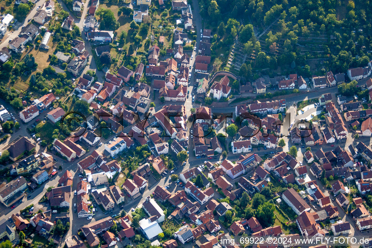 Vue aérienne de Bâtiment d'église au centre du village à le quartier Dietlingen in Keltern dans le département Bade-Wurtemberg, Allemagne