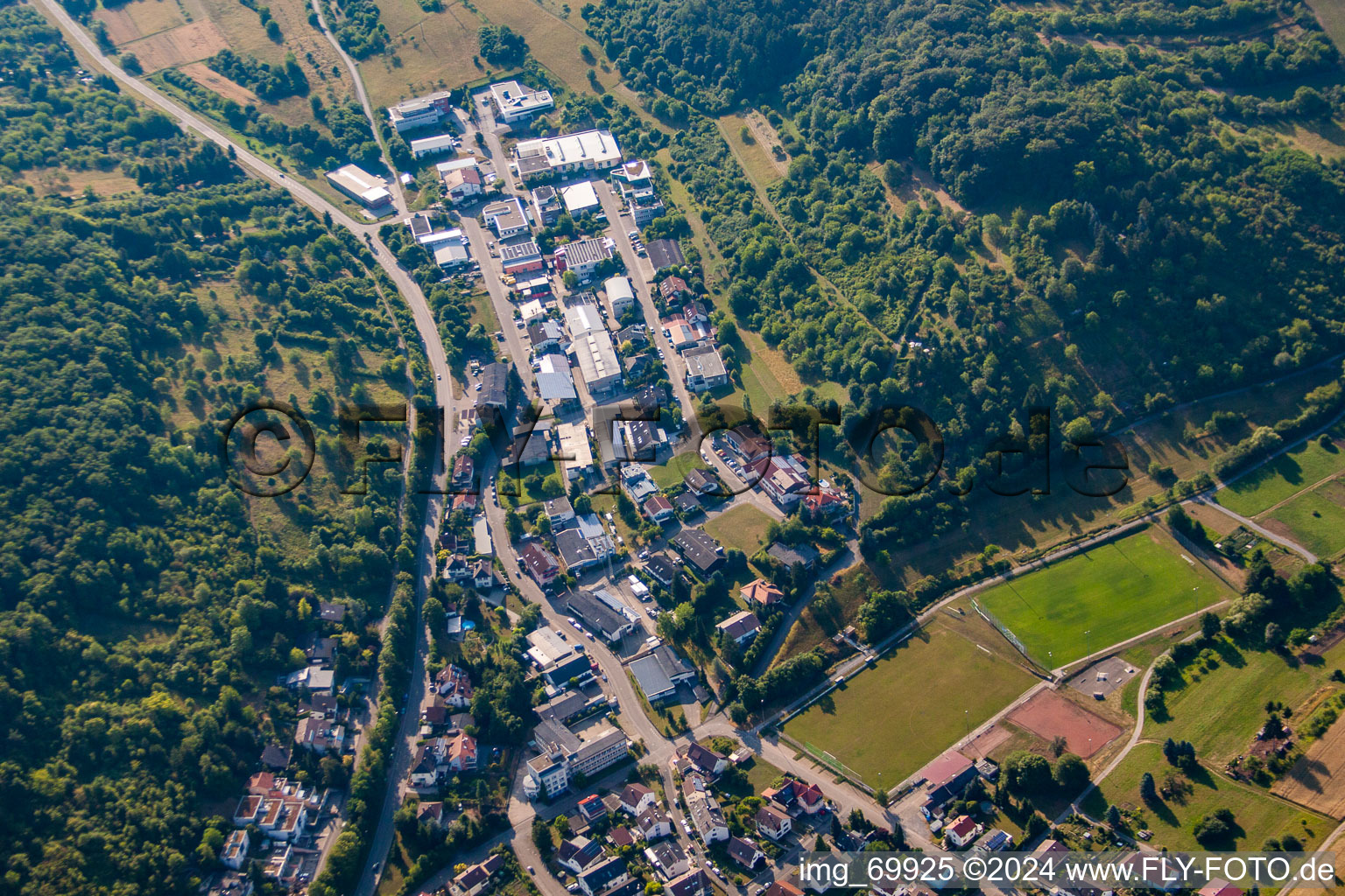 Vue aérienne de Zone industrielle Siemensstr à le quartier Dietlingen in Keltern dans le département Bade-Wurtemberg, Allemagne