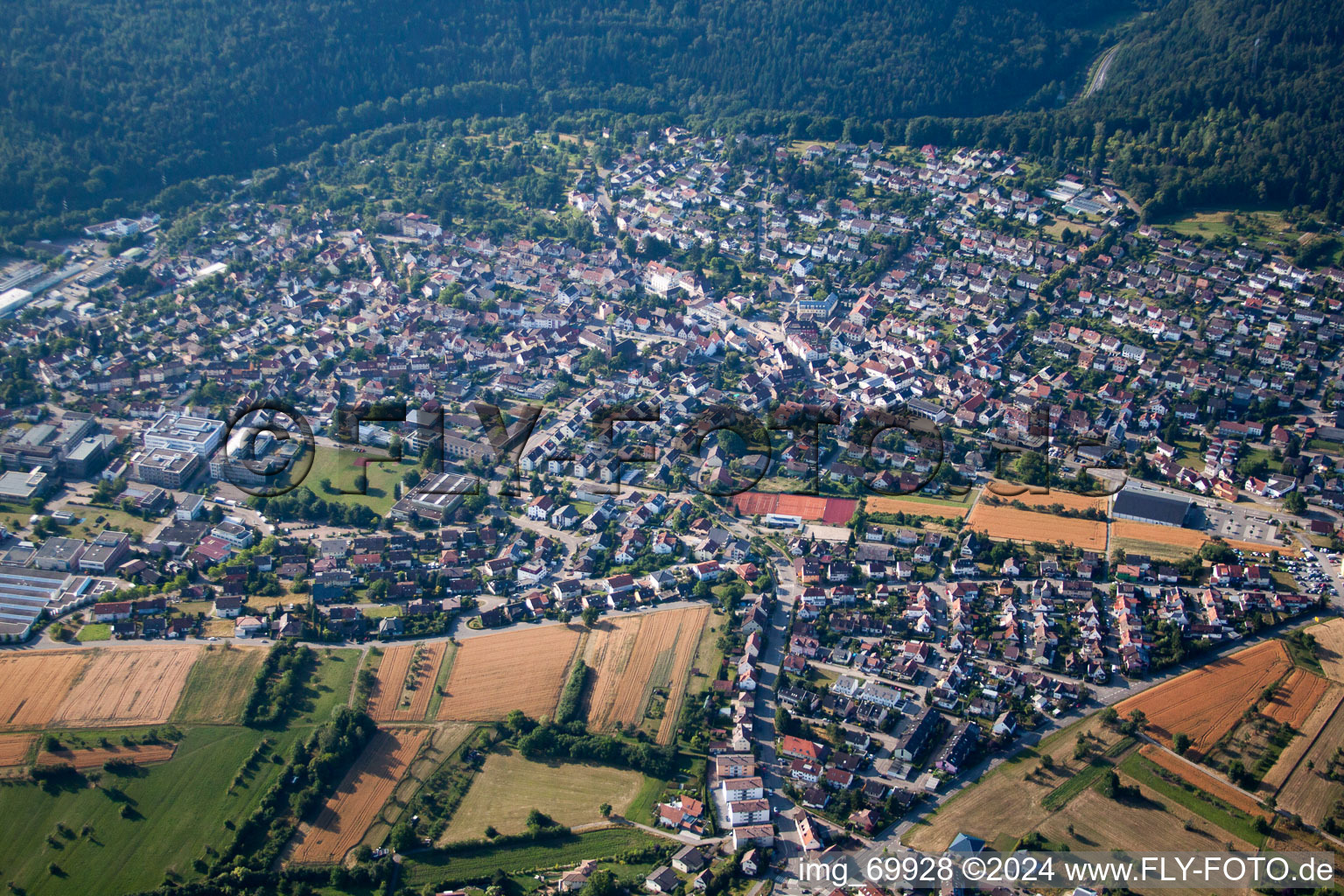 Birkenfeld dans le département Bade-Wurtemberg, Allemagne du point de vue du drone