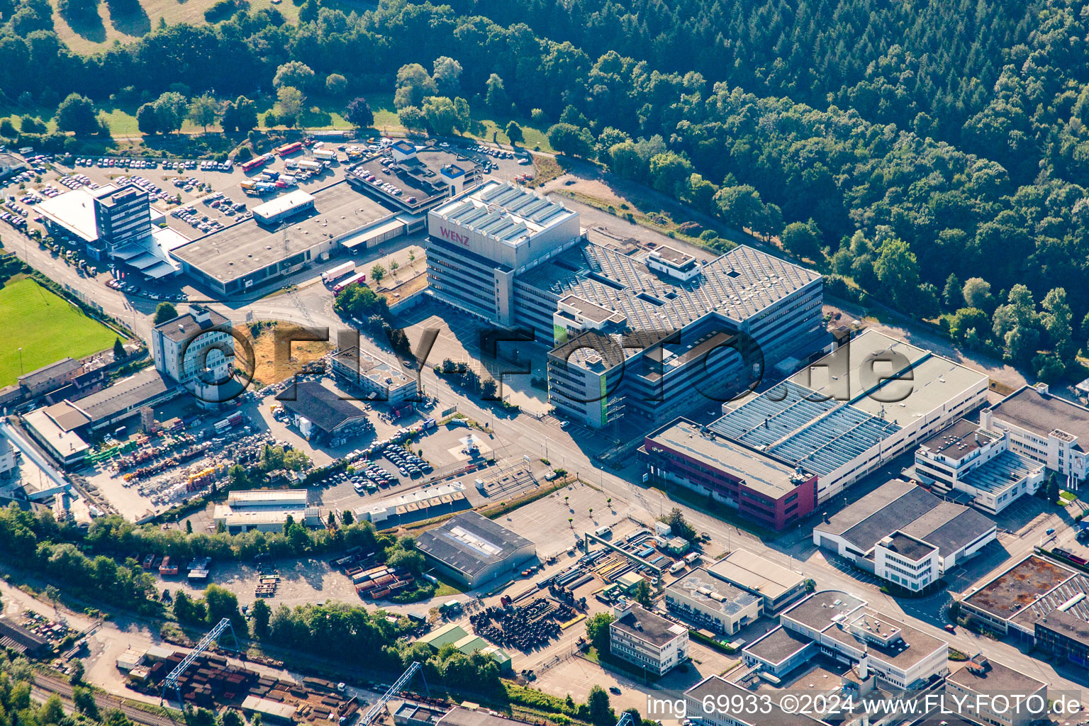 Photographie aérienne de Zone commerciale Dennigstrasse et règlement de l'entreprise avec la société de vente par correspondance Wenz à le quartier Brötzingen in Pforzheim dans le département Bade-Wurtemberg, Allemagne