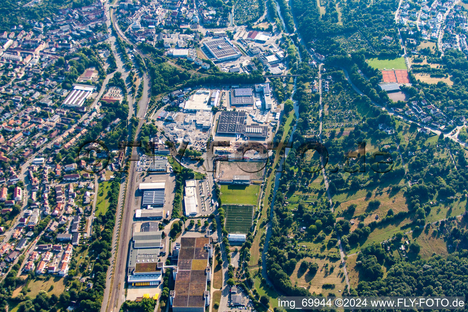 Vue oblique de Zone commerciale Dennigstrasse et règlement de l'entreprise avec la société de vente par correspondance Wenz à le quartier Brötzingen in Pforzheim dans le département Bade-Wurtemberg, Allemagne