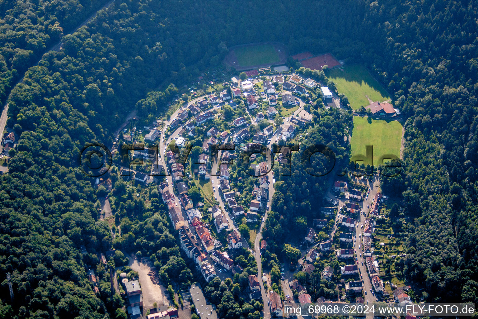 Vue aérienne de Zone résidentielle en forme de boucle du développement de maisons multifamiliales dans le Hinterem Tal en Dillweißenstein à Pforzheim à le quartier Dillweißenstein in Pforzheim dans le département Bade-Wurtemberg, Allemagne