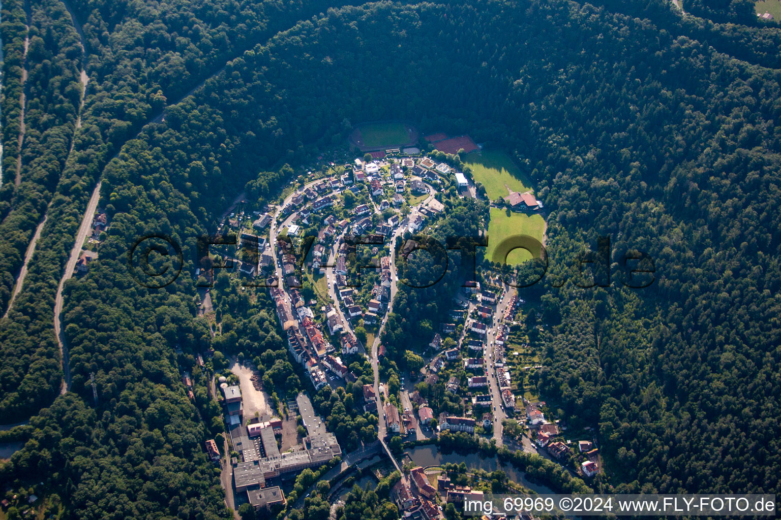 Vue aérienne de Quartier résidentiel en forme de boucle du lotissement multifamilial du Hinteres Tal près de Pforzheim à Dillweißenstein dans le département Bade-Wurtemberg, Allemagne