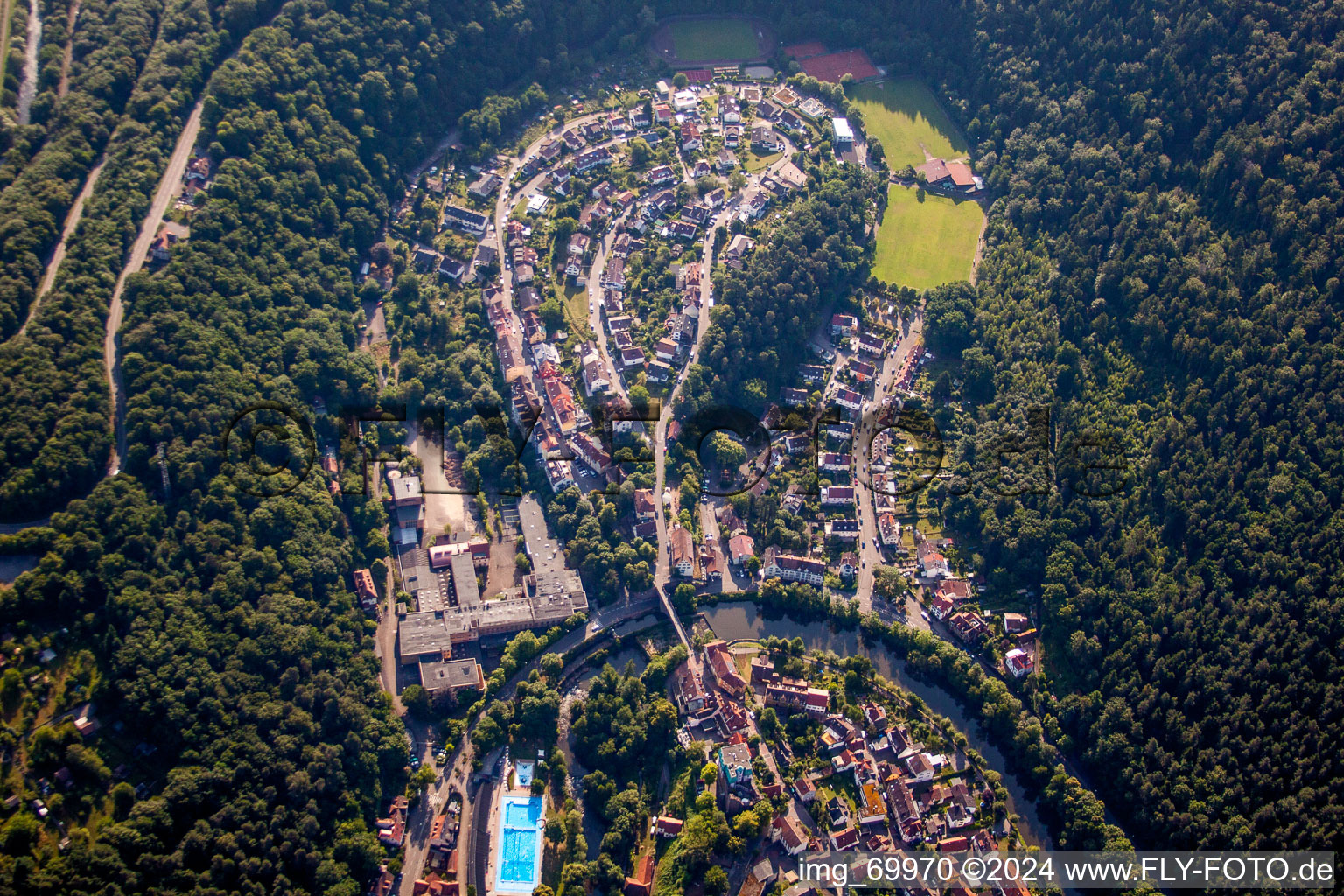 Photographie aérienne de Zone résidentielle en forme de boucle du développement de maisons multifamiliales dans le Hinterem Tal en Dillweißenstein à Pforzheim à le quartier Dillweißenstein in Pforzheim dans le département Bade-Wurtemberg, Allemagne